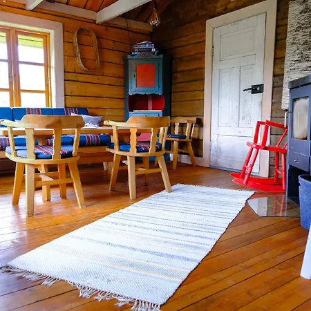 Husky Farm Traditional House At Offtrack Experience Overbygd